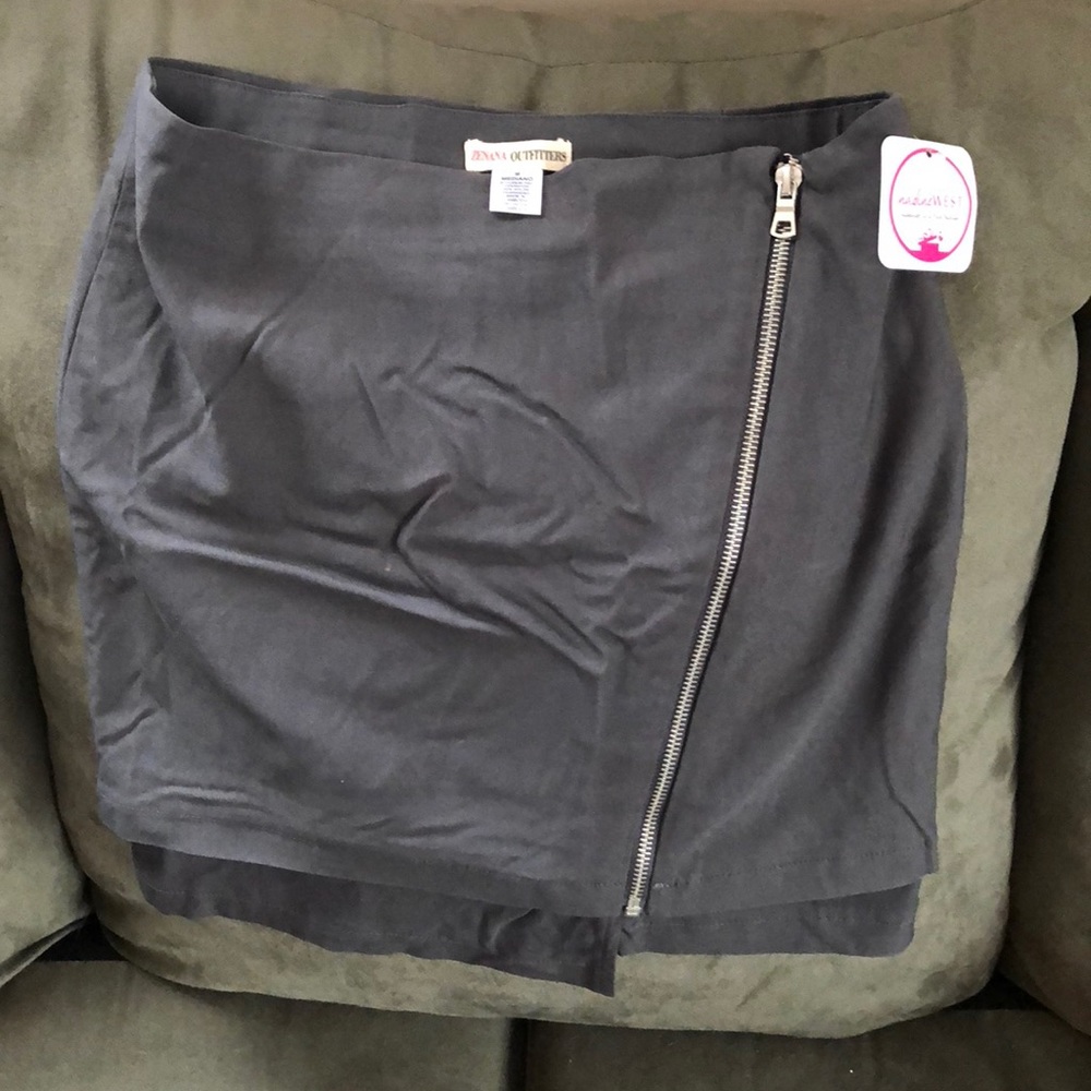 ✨BOGO FREE✨Cute zip up mini skirt size medium!